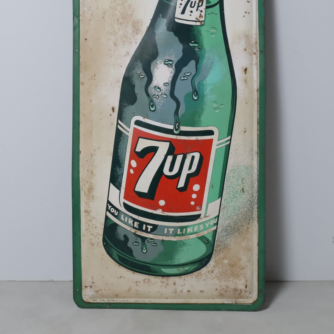 7UP BOTTLE LOGO ADVERTISING SIGN (GOOD CONDITION)