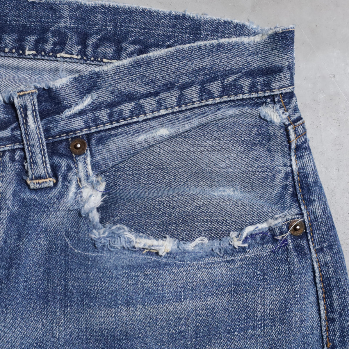LEVI'S 501 BIGE DENIM PANTS (EARLY MODEL/GOOD FADE/USED CONDITION)