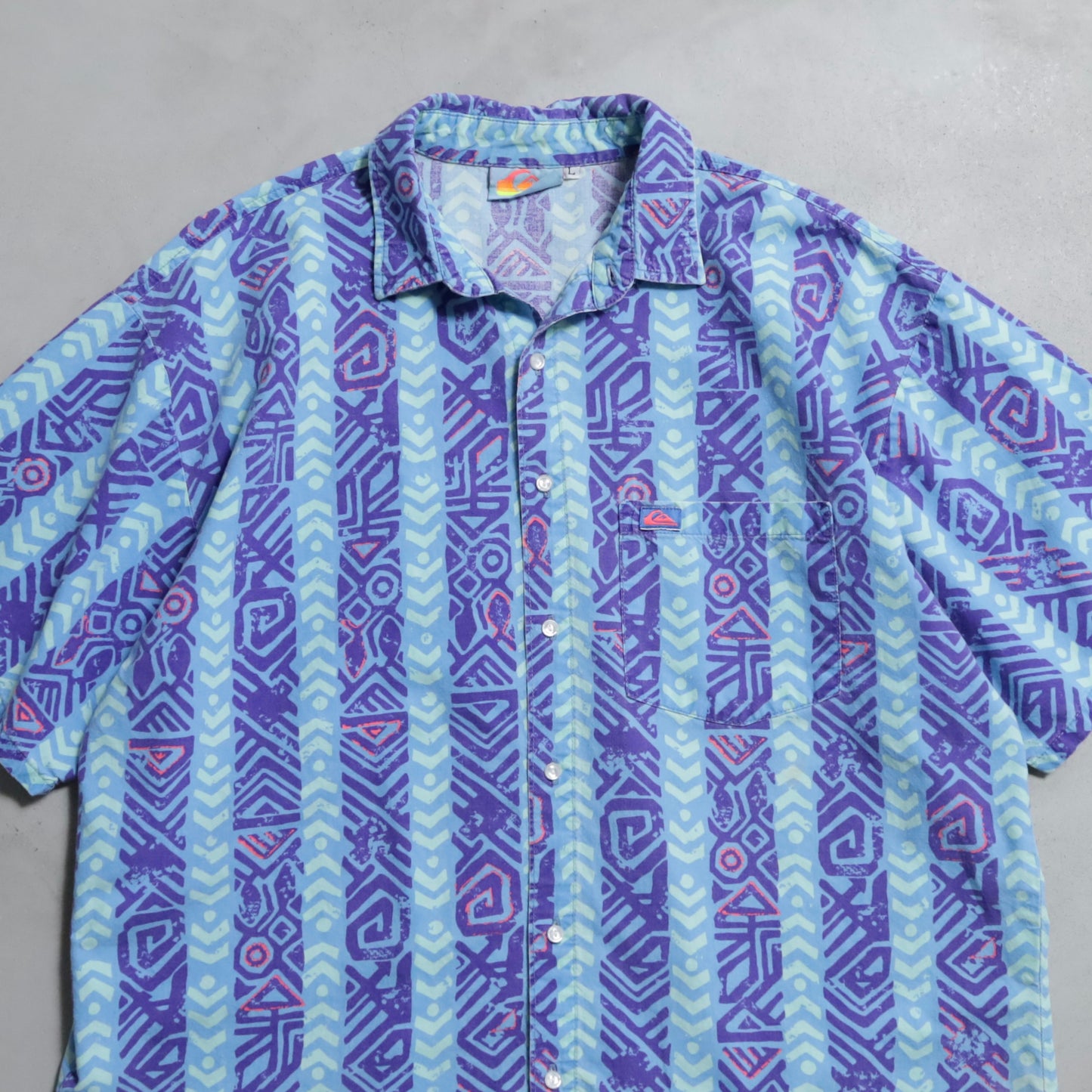 QUIKSILVER ALL-OVER PATTERN S/S SHIRT (LARGE/GOOD CONDITION)