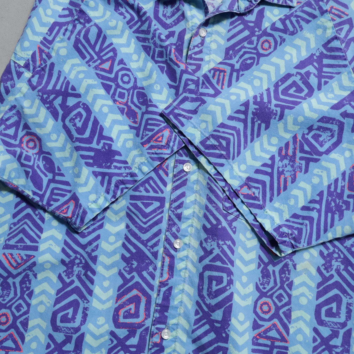 QUIKSILVER ALL-OVER PATTERN S/S SHIRT (LARGE/GOOD CONDITION)