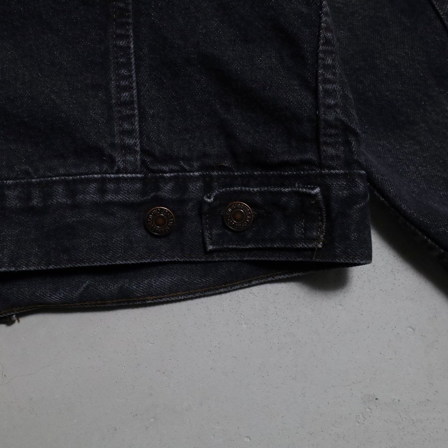 LEVI'S 70506-0259 BLACK DENIM JACKET (SIZE 42R/GOOD CONDITION)