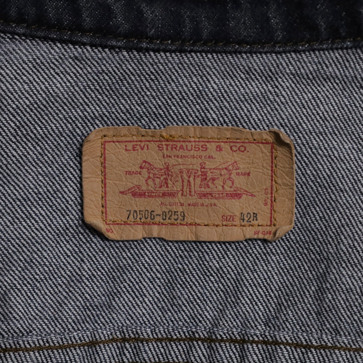 LEVI'S 70506-0259 BLACK DENIM JACKET (SIZE 42R/GOOD CONDITION)