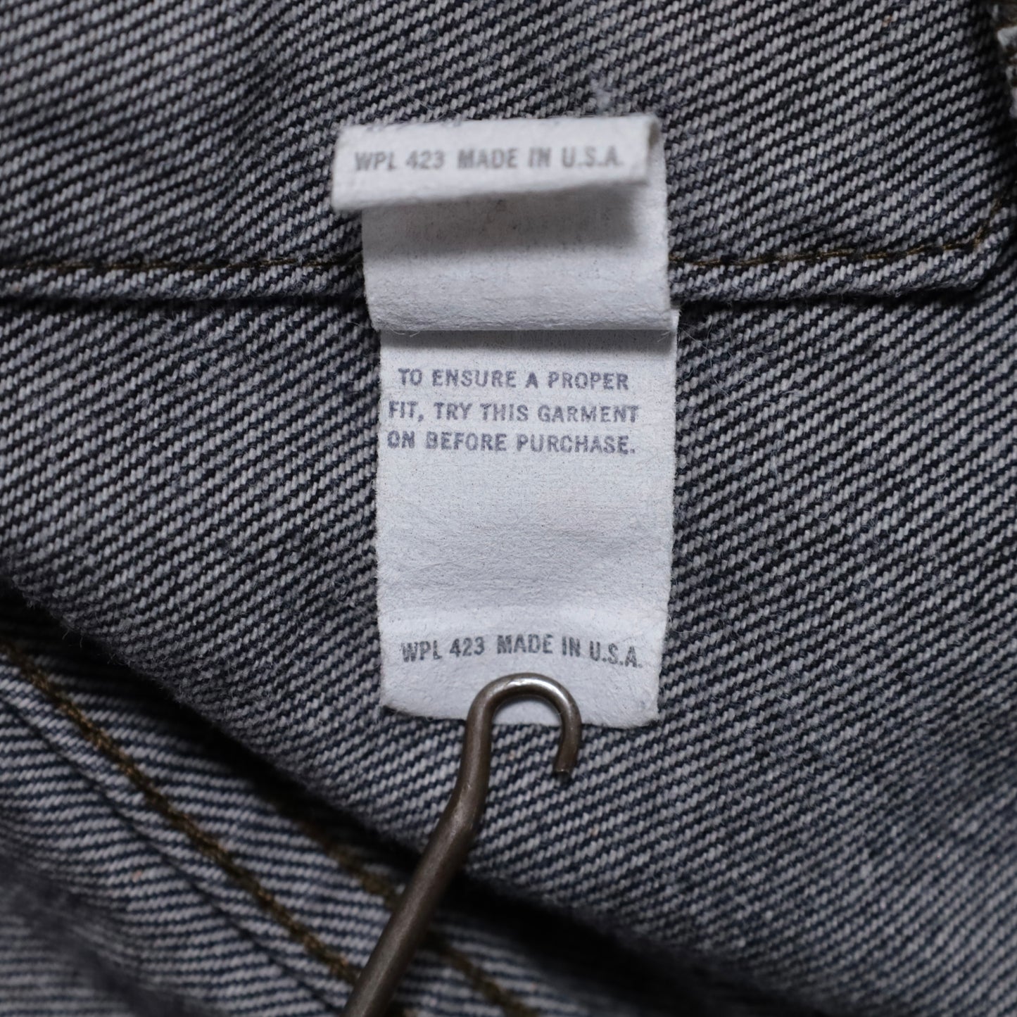 LEVI'S 70506-0259 BLACK DENIM JACKET (SIZE 42R/GOOD CONDITION)