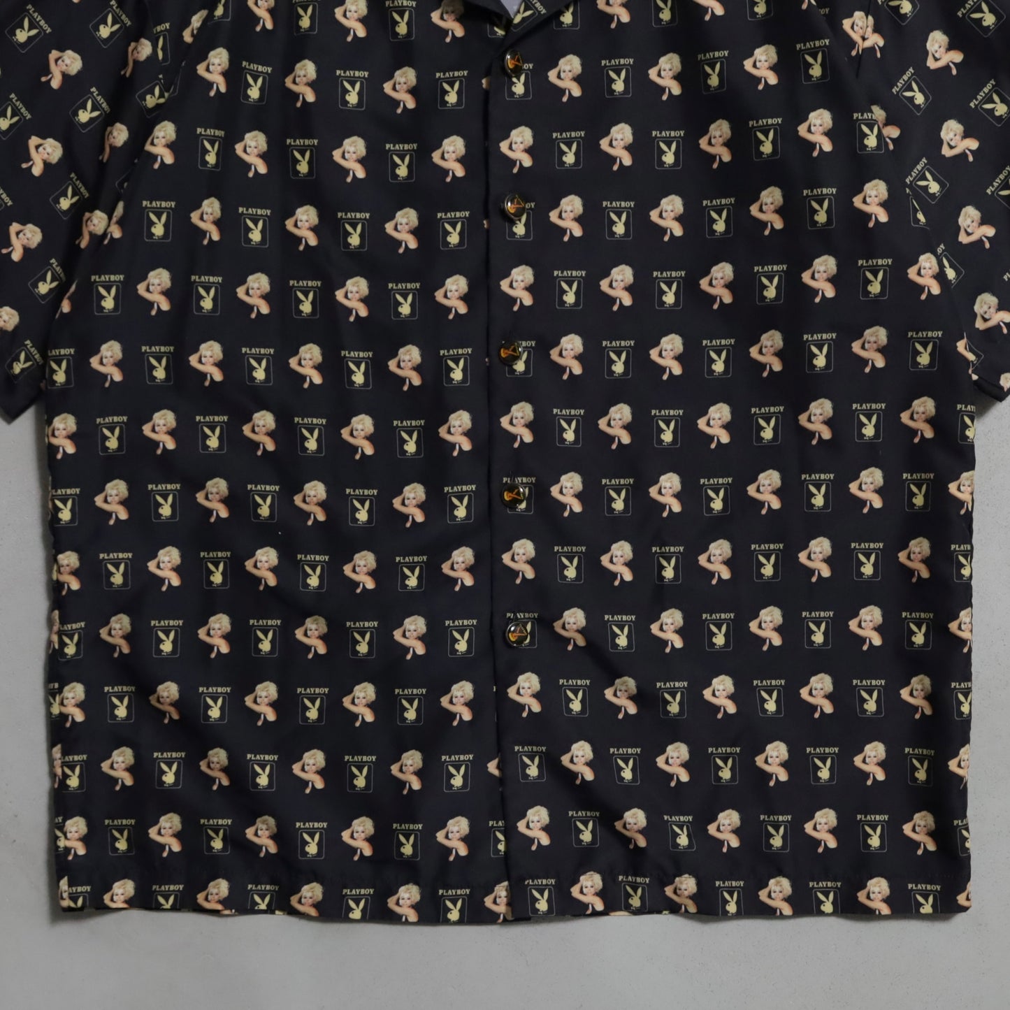 PLAYBOY ALL-OVER PATTERN S/S SHIRT (LARGE/MINT CONDITION)