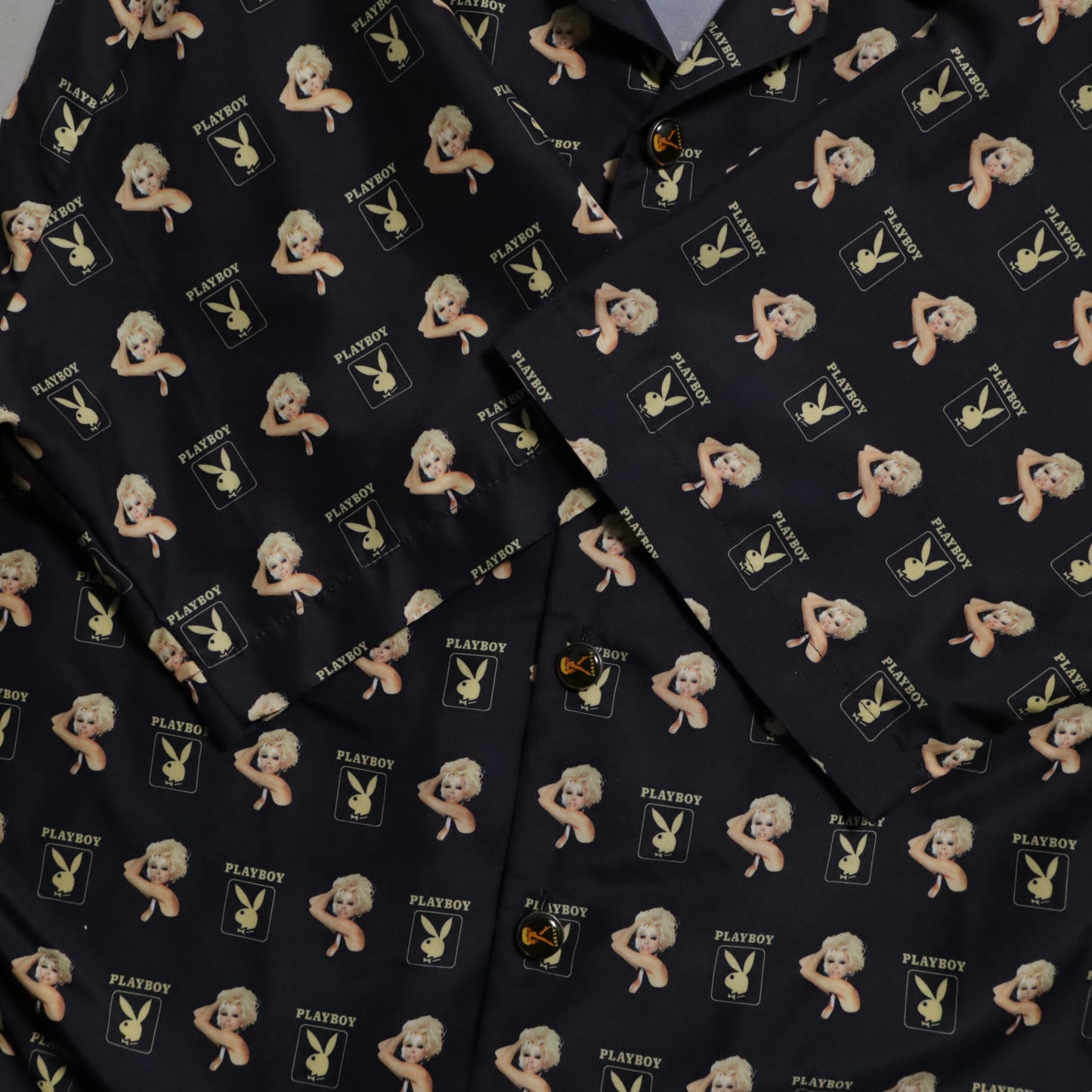 PLAYBOY ALL-OVER PATTERN S/S SHIRT (LARGE/MINT CONDITION)