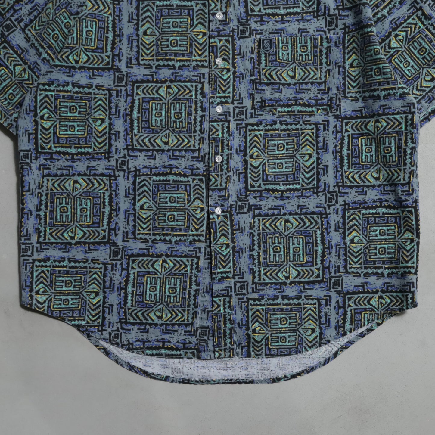 QUIKSILVER ALL-OVER PATTERN S/S B.D. SHIRT (XLARGE/GOOD CONDITION)