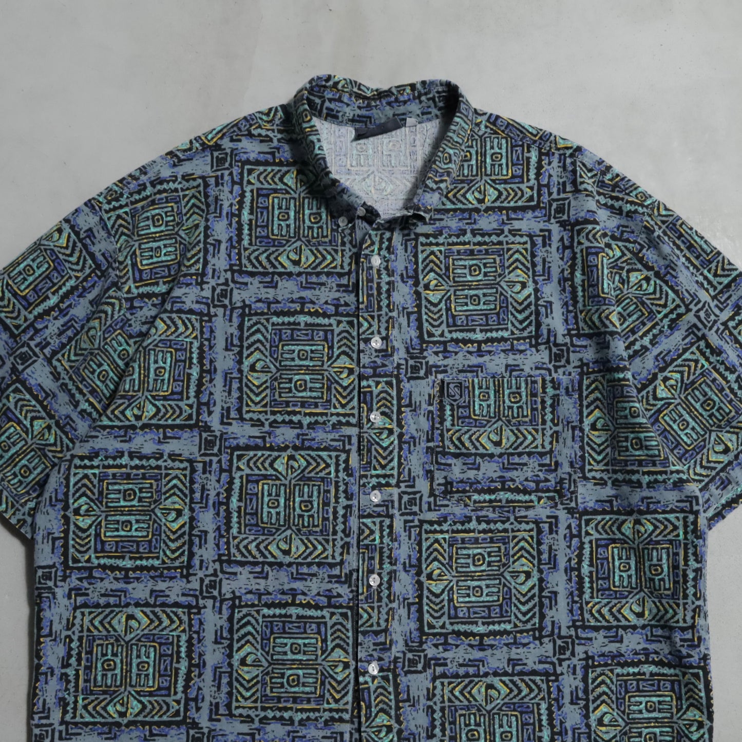 QUIKSILVER ALL-OVER PATTERN S/S B.D. SHIRT (XLARGE/GOOD CONDITION)