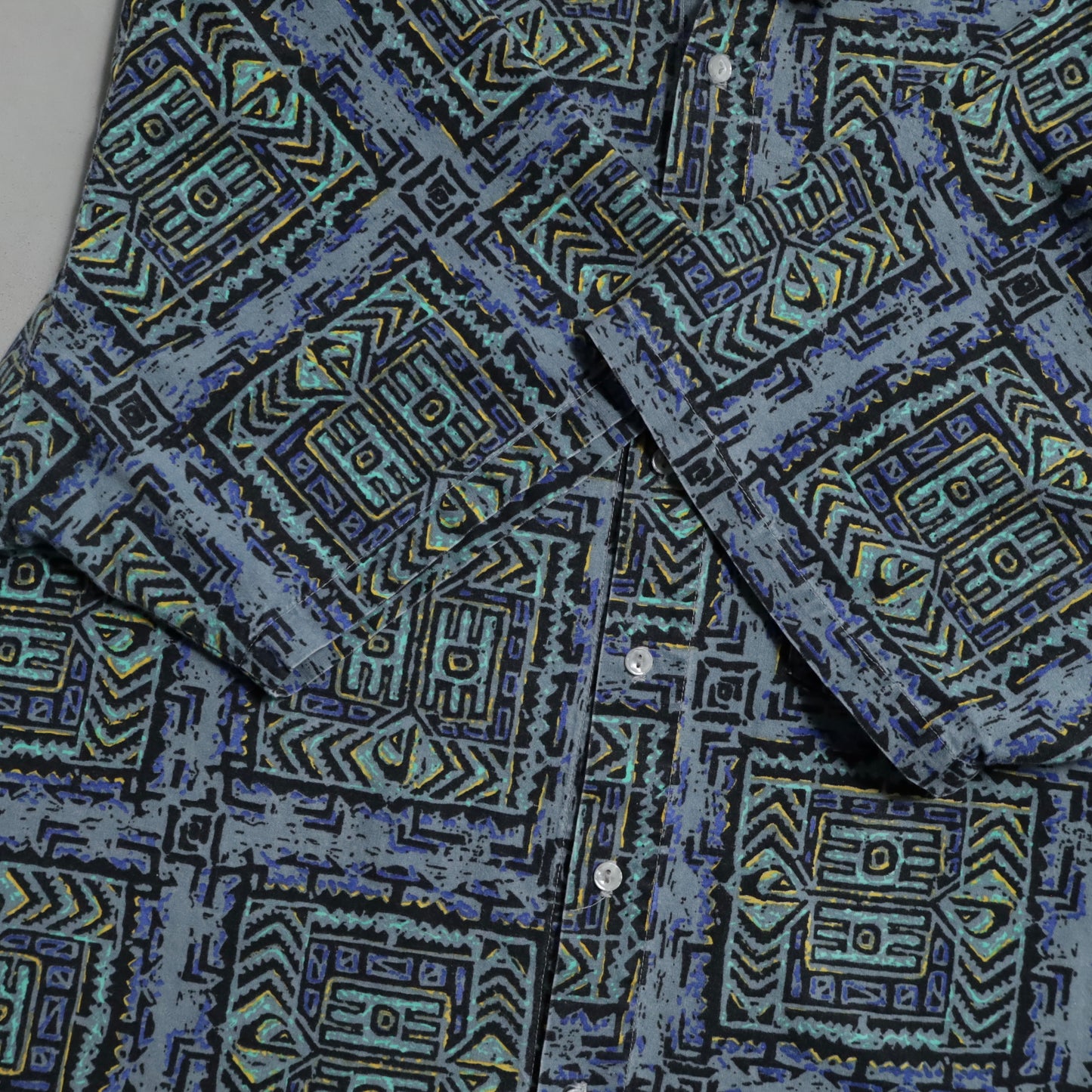 QUIKSILVER ALL-OVER PATTERN S/S B.D. SHIRT (XLARGE/GOOD CONDITION)