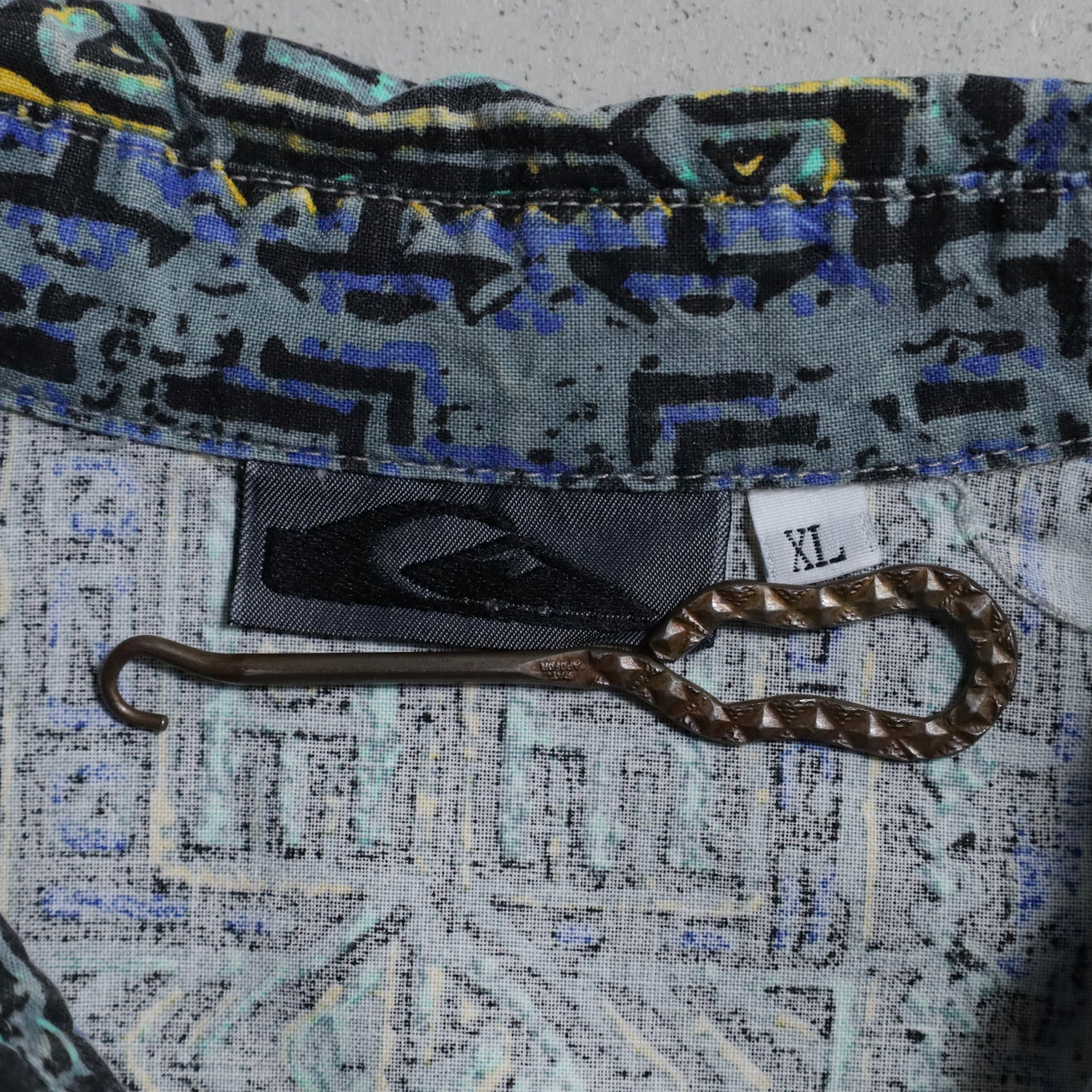 QUIKSILVER ALL-OVER PATTERN S/S B.D. SHIRT (XLARGE/GOOD CONDITION)