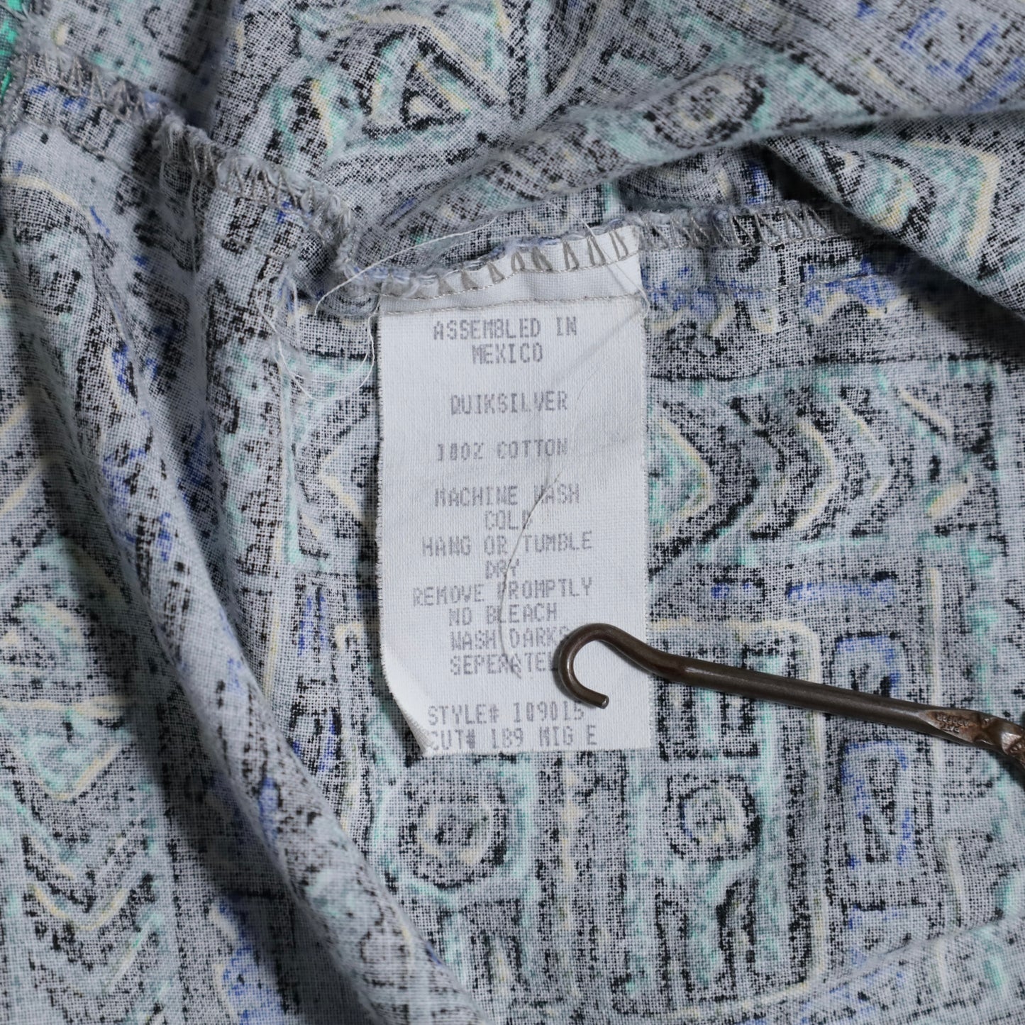 QUIKSILVER ALL-OVER PATTERN S/S B.D. SHIRT (XLARGE/GOOD CONDITION)