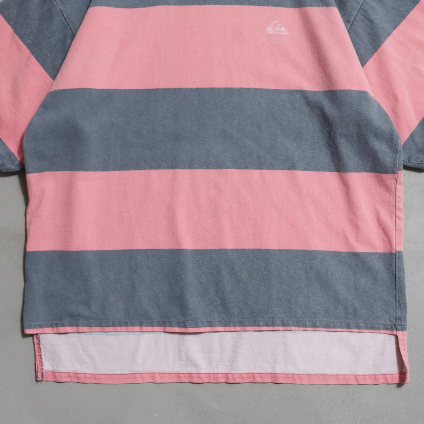 QUIKSILVER WIDE STRIPED PATTERN T-SHIRT (LARGE/GOOD CONDITION)