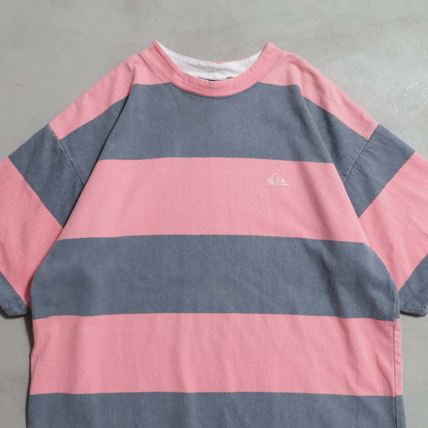 QUIKSILVER WIDE STRIPED PATTERN T-SHIRT (LARGE/GOOD CONDITION)