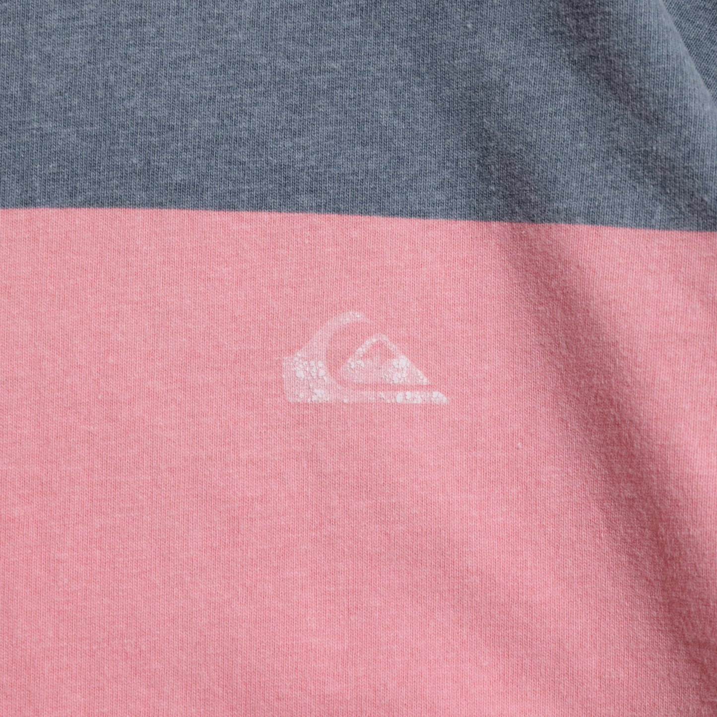 QUIKSILVER WIDE STRIPED PATTERN T-SHIRT (LARGE/GOOD CONDITION)