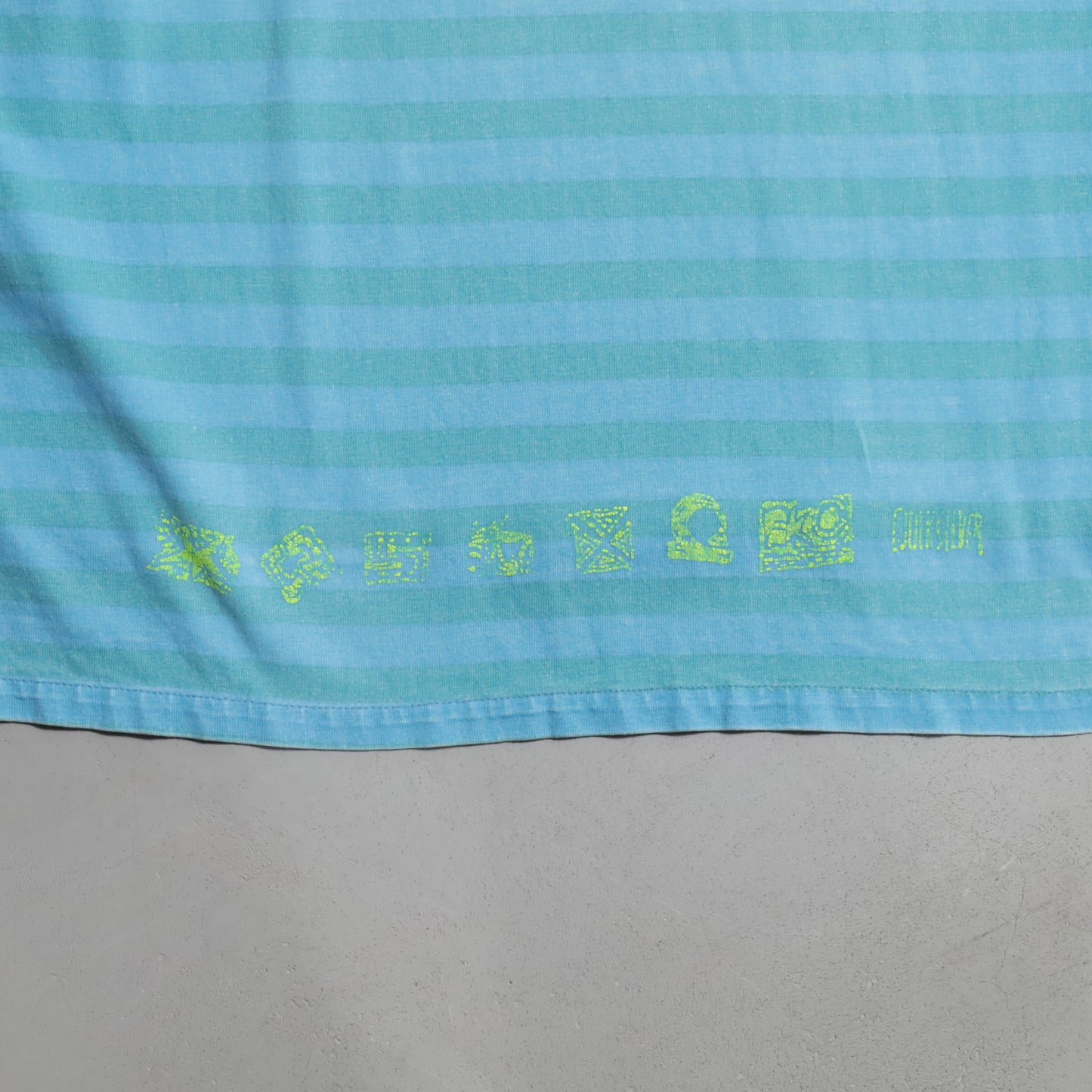 QUIKSILVER STRIPED PATTERN T-SHIRT (LARGE/GOOD CONDITION)