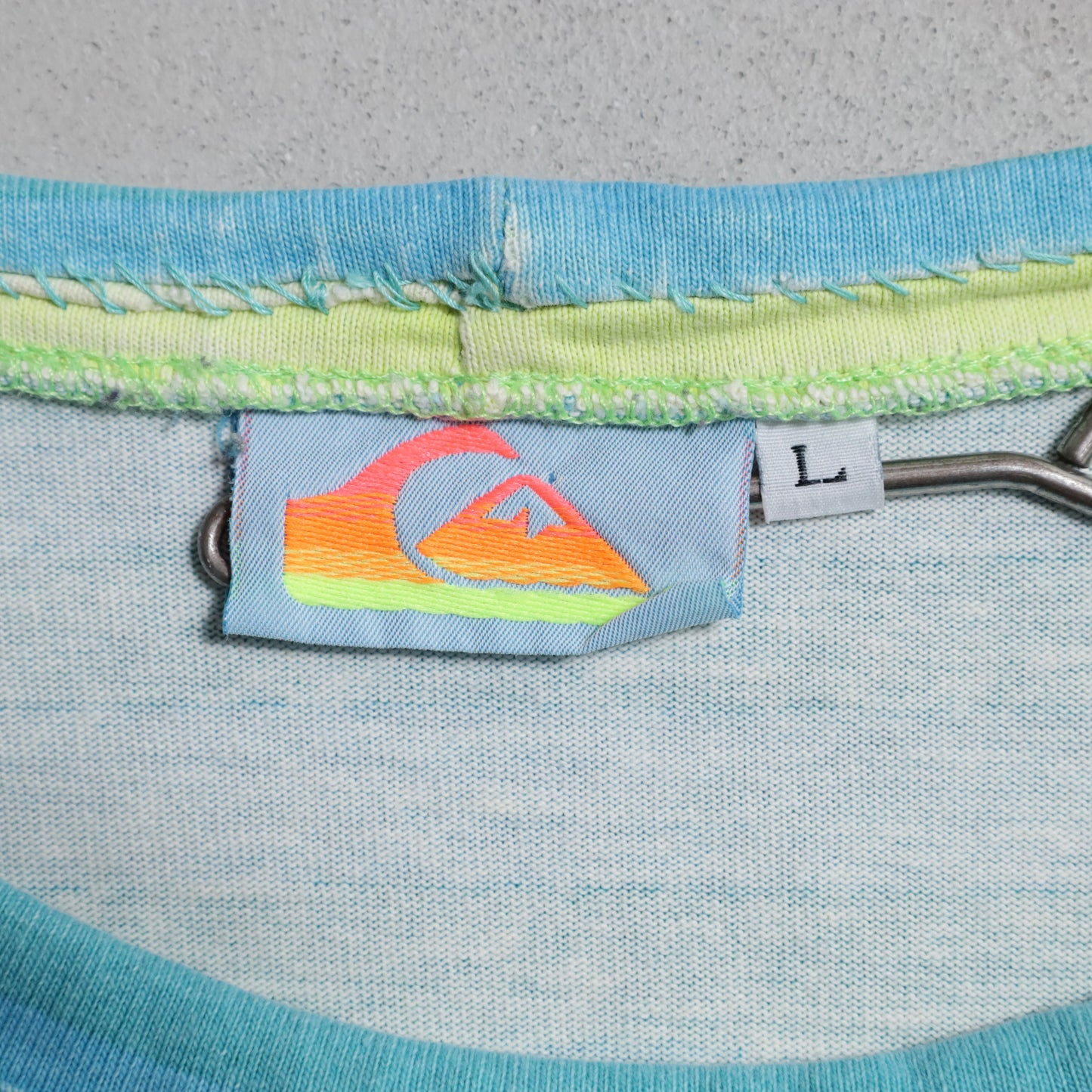 QUIKSILVER STRIPED PATTERN T-SHIRT (LARGE/GOOD CONDITION)