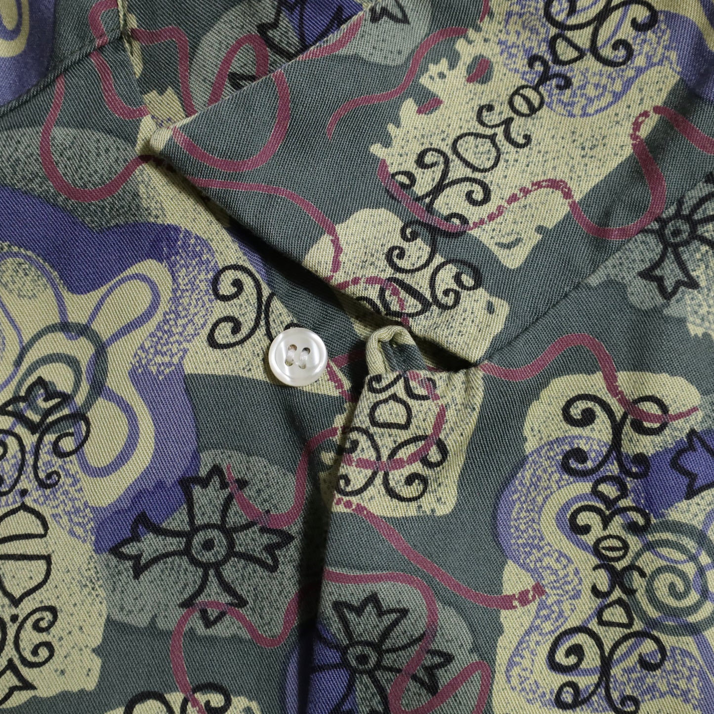 STUSSY ALL-OVER PATTERN RAYON LOOP COLLAR SHIRT (SMALL/VERY GOOD CONDITION)