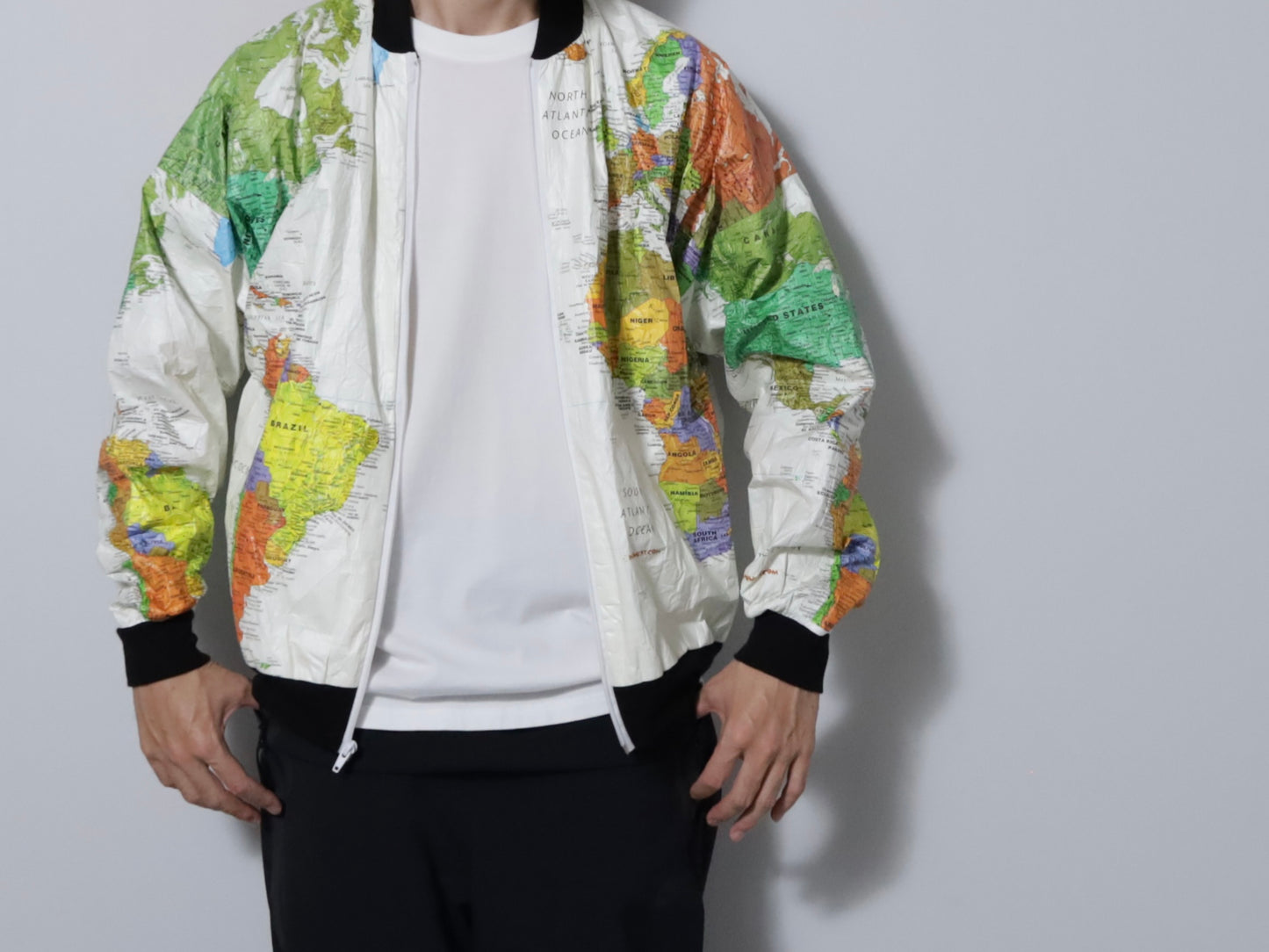 LESLIE JORDAN WORLD MAP PAPER JACKET (LARGE/VERY GOOD CONDITION)