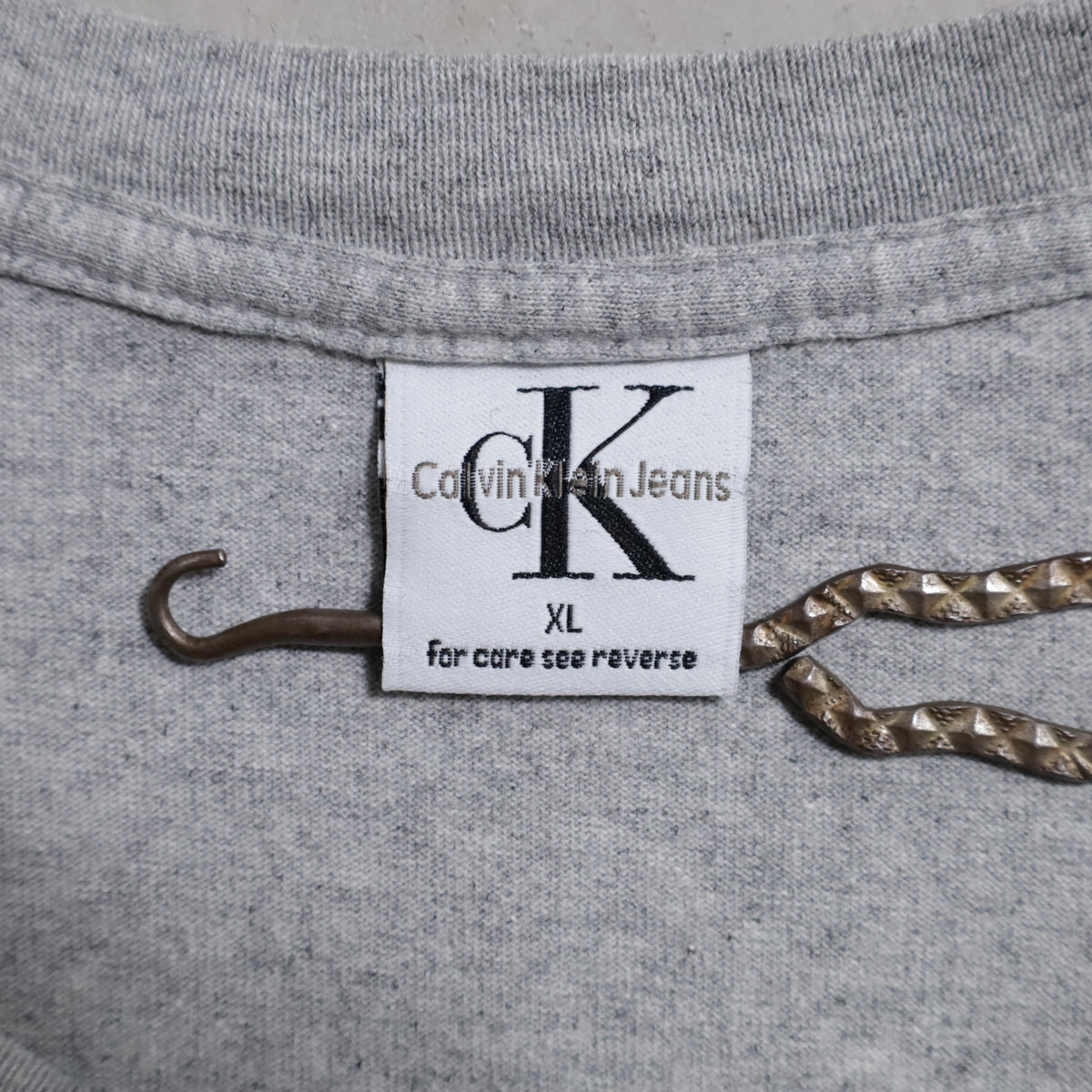 CALVIN KLEIN ROGO T-SHIRT (XLARGE/GOOD CONDITION)