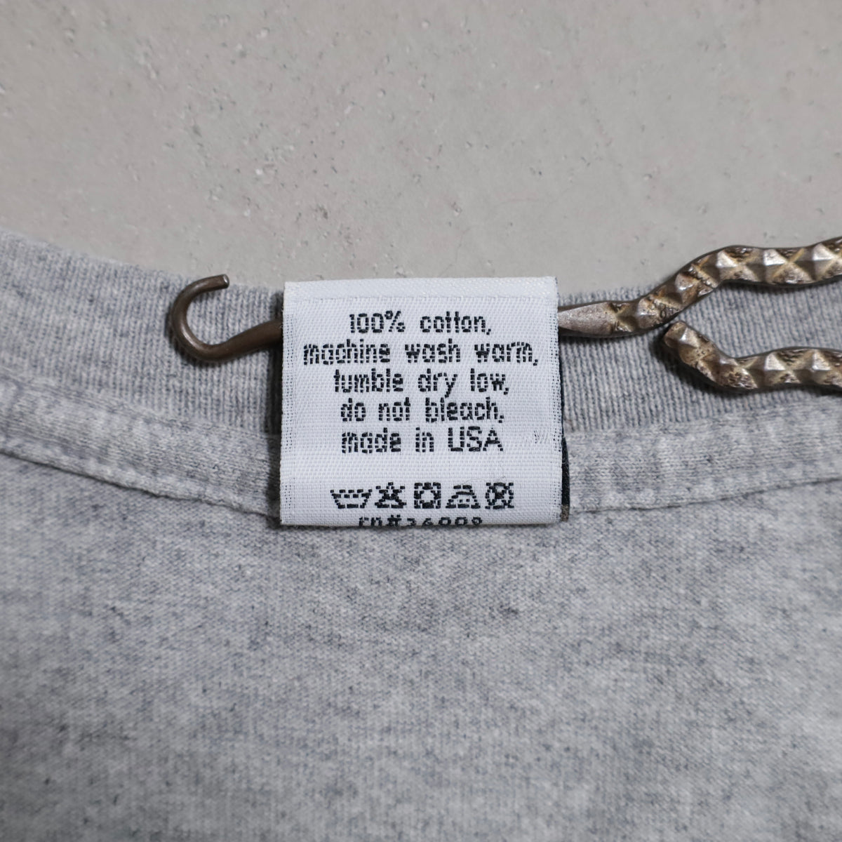 CALVIN KLEIN ROGO T-SHIRT (XLARGE/GOOD CONDITION)