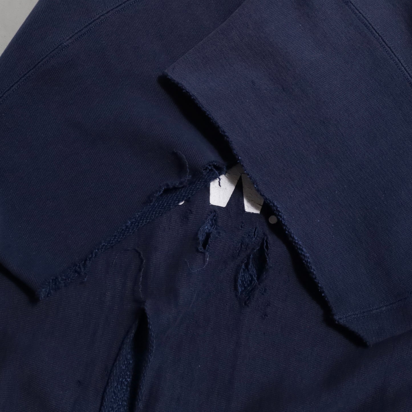 CHAMPION REVERSE WEAVE CUT-OFF SWEAT SHIRT (XLARGE/GOOD DAMAGE)
