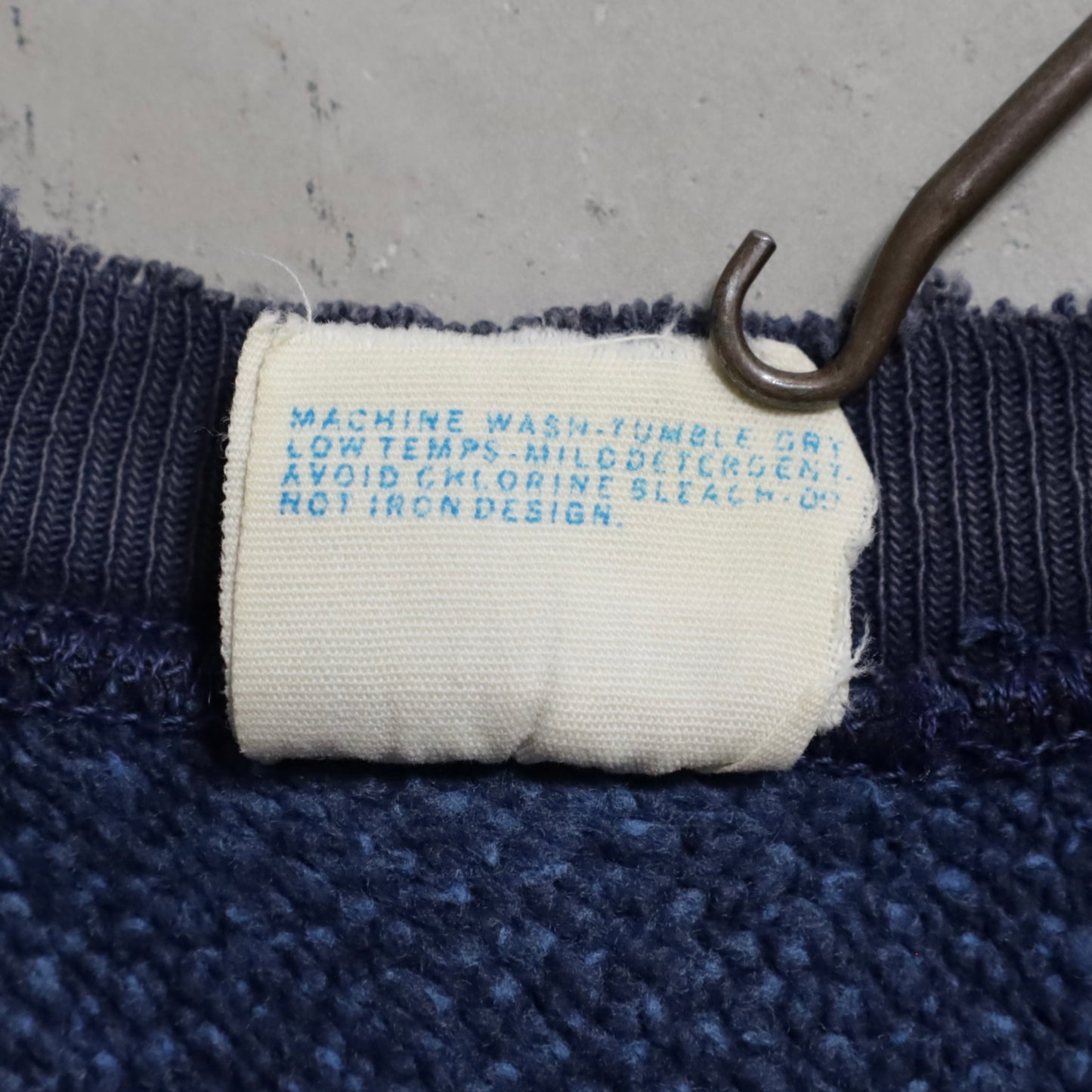 CHAMPION REVERSE WEAVE CUT-OFF SWEAT SHIRT (XLARGE/GOOD DAMAGE)