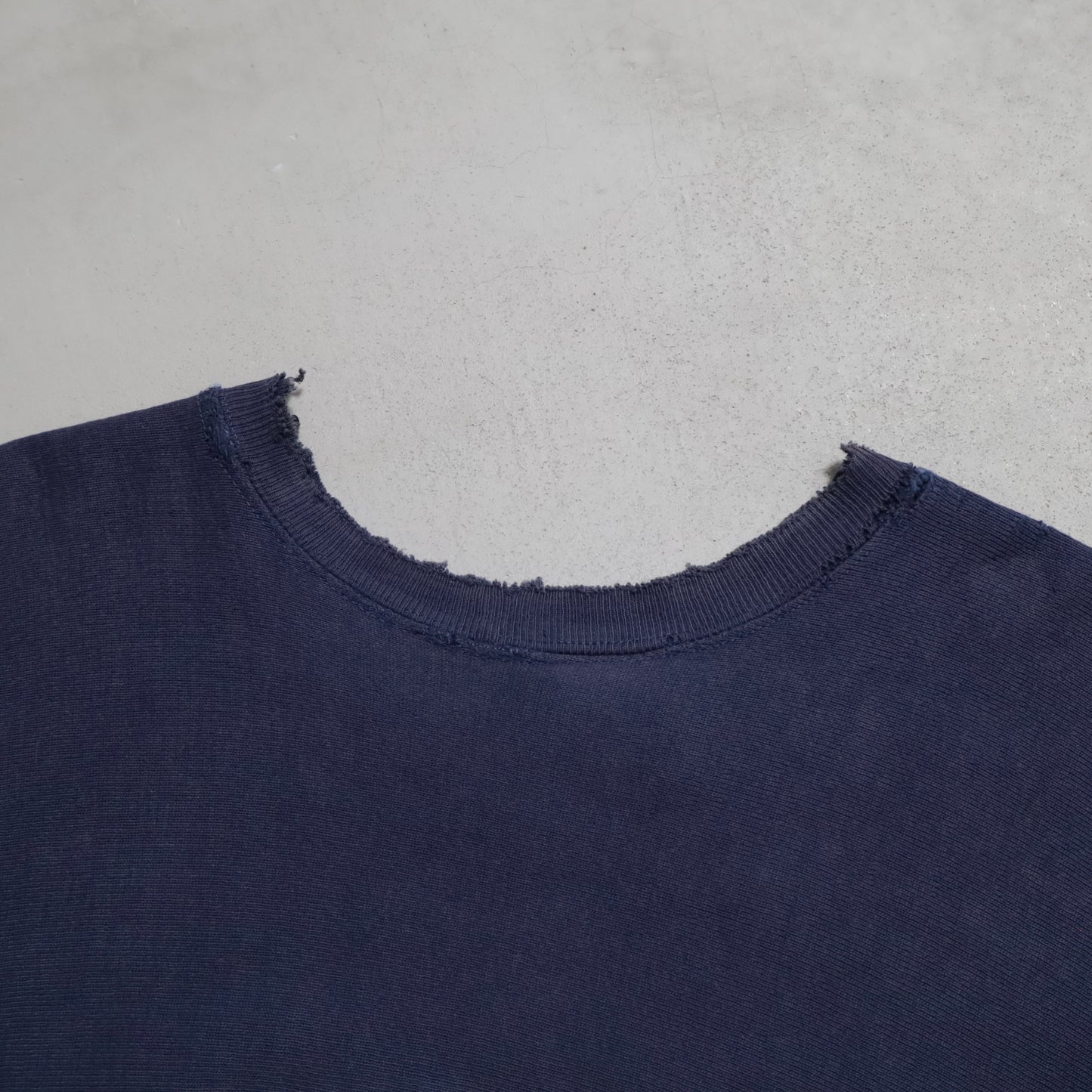 CHAMPION REVERSE WEAVE CUT-OFF SWEAT SHIRT (XLARGE/GOOD DAMAGE)