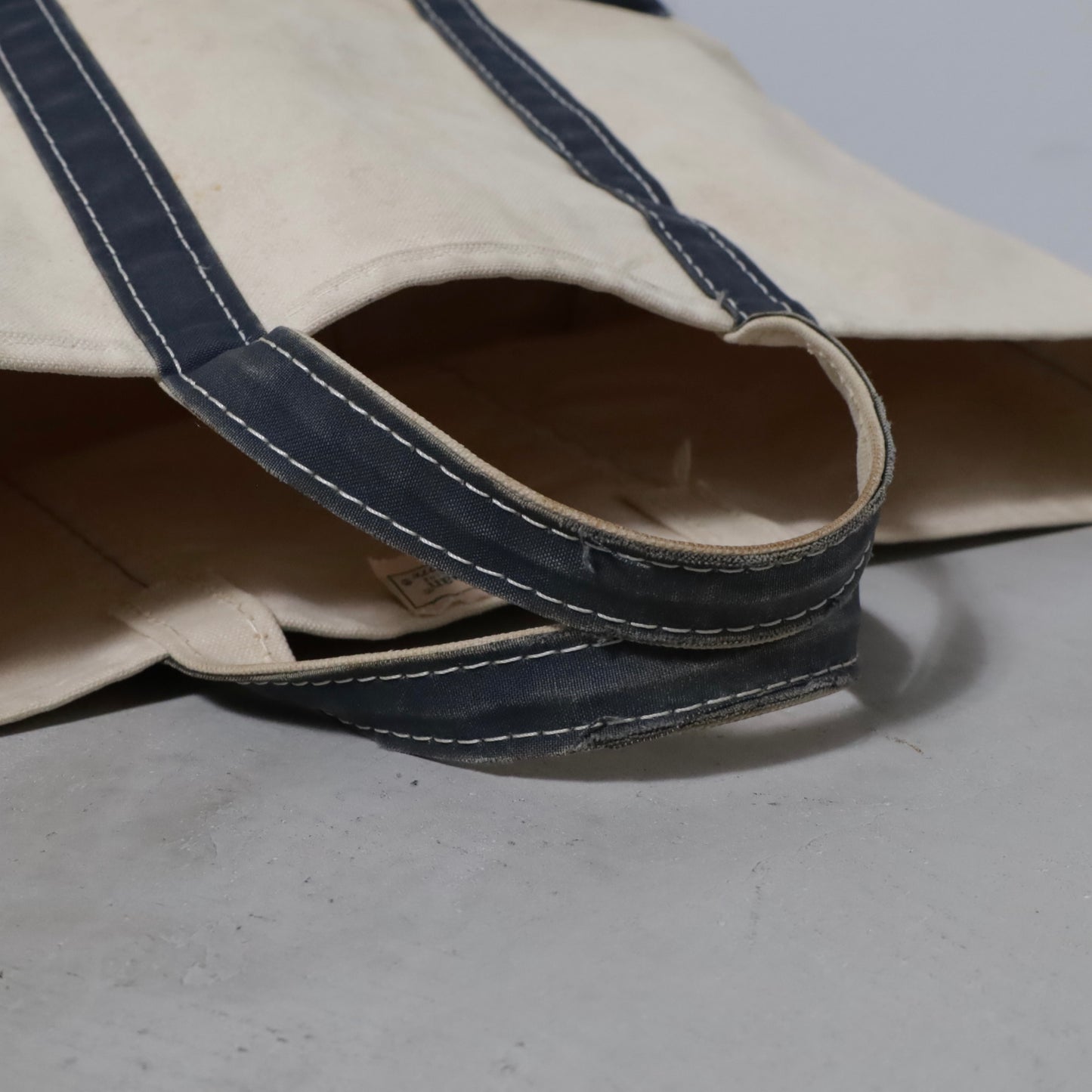 L.L.BEAN BOAT AND TOTE (LARGE/NAVY/GOOD CONDITION)