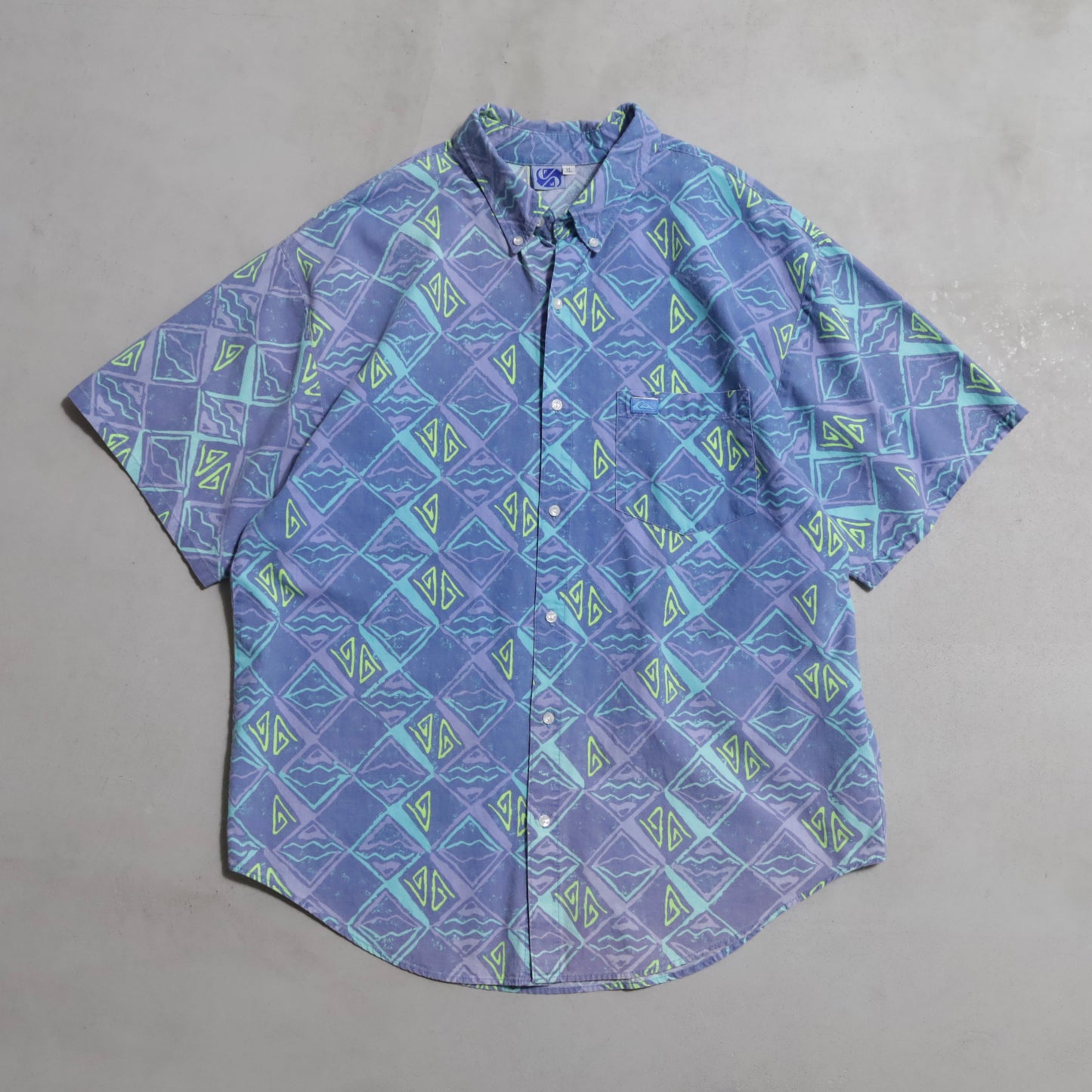 QUIKSILVER ALL-OVER PATTERN S/S B.D. SHIRT (XLARGE/GOOD CONDITION)