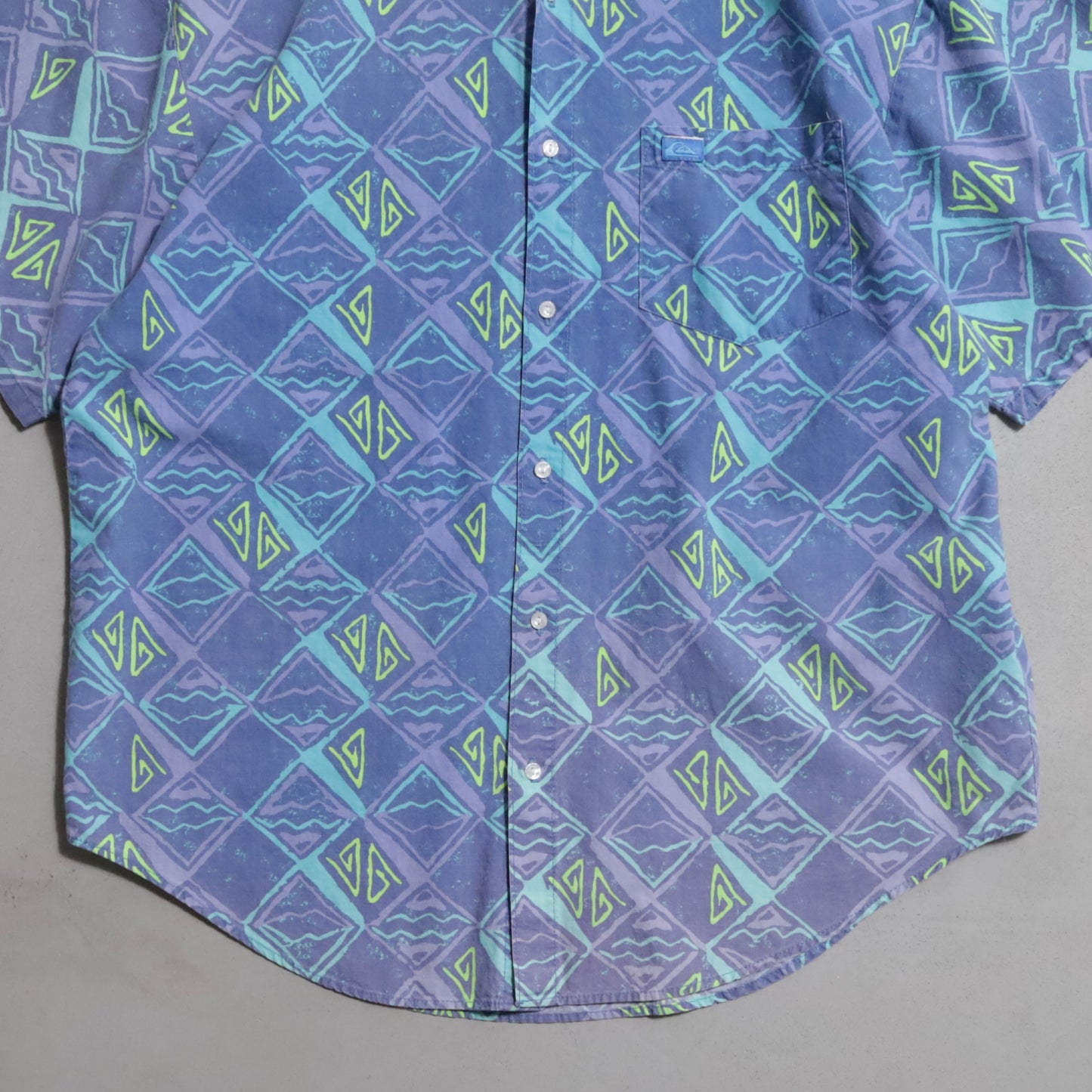 QUIKSILVER ALL-OVER PATTERN S/S B.D. SHIRT (XLARGE/GOOD CONDITION)