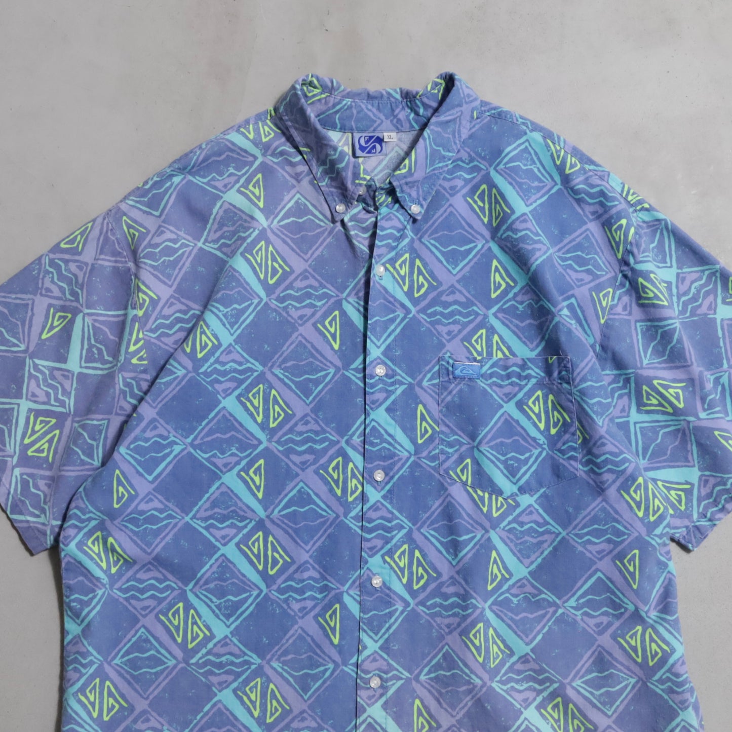 QUIKSILVER ALL-OVER PATTERN S/S B.D. SHIRT (XLARGE/GOOD CONDITION)