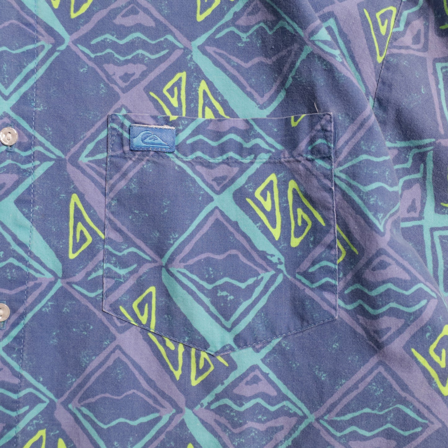 QUIKSILVER ALL-OVER PATTERN S/S B.D. SHIRT (XLARGE/GOOD CONDITION)