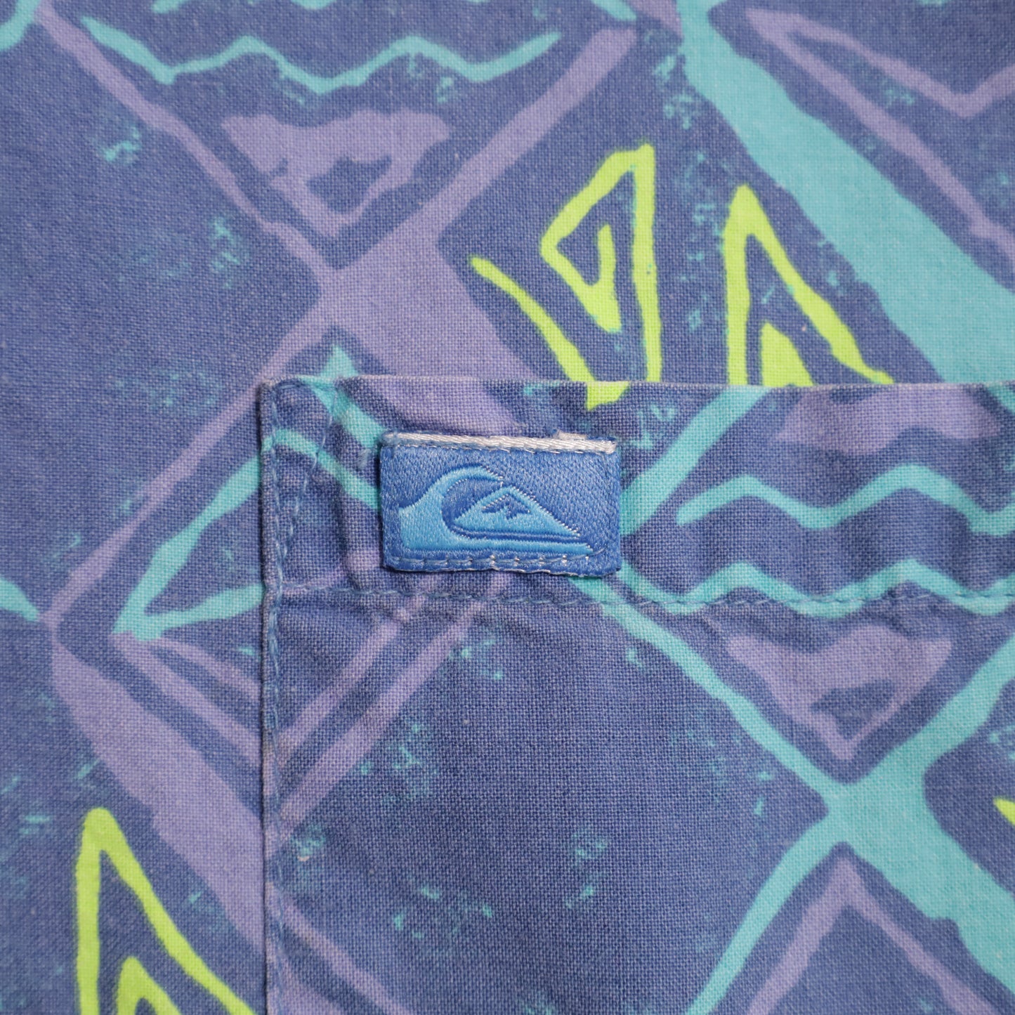 QUIKSILVER ALL-OVER PATTERN S/S B.D. SHIRT (XLARGE/GOOD CONDITION)