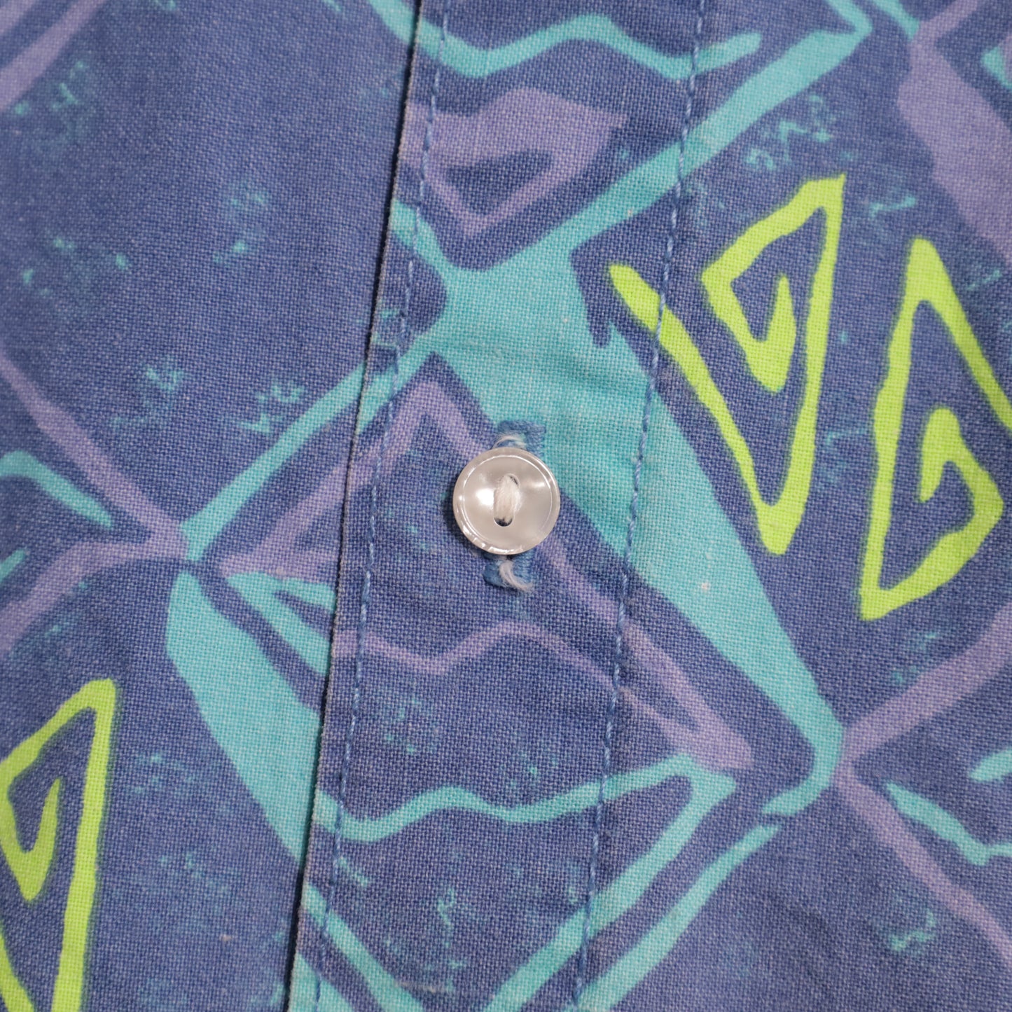 QUIKSILVER ALL-OVER PATTERN S/S B.D. SHIRT (XLARGE/GOOD CONDITION)