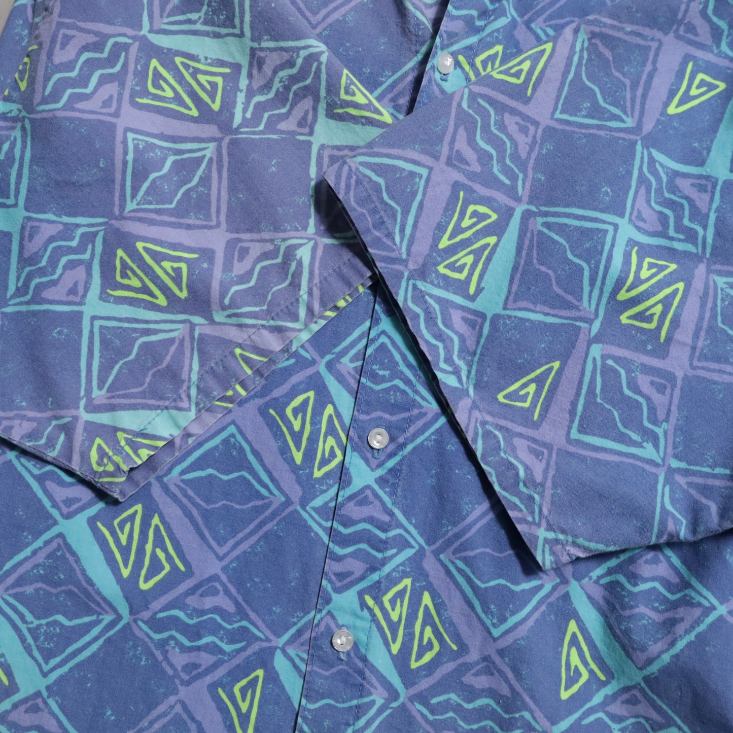 QUIKSILVER ALL-OVER PATTERN S/S B.D. SHIRT (XLARGE/GOOD CONDITION)