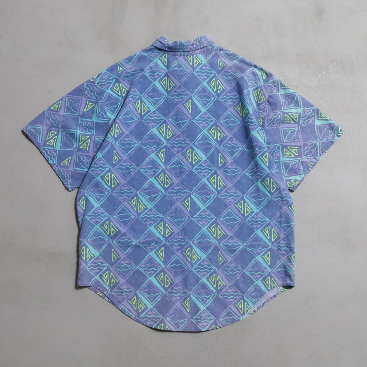 QUIKSILVER ALL-OVER PATTERN S/S B.D. SHIRT (XLARGE/GOOD CONDITION)