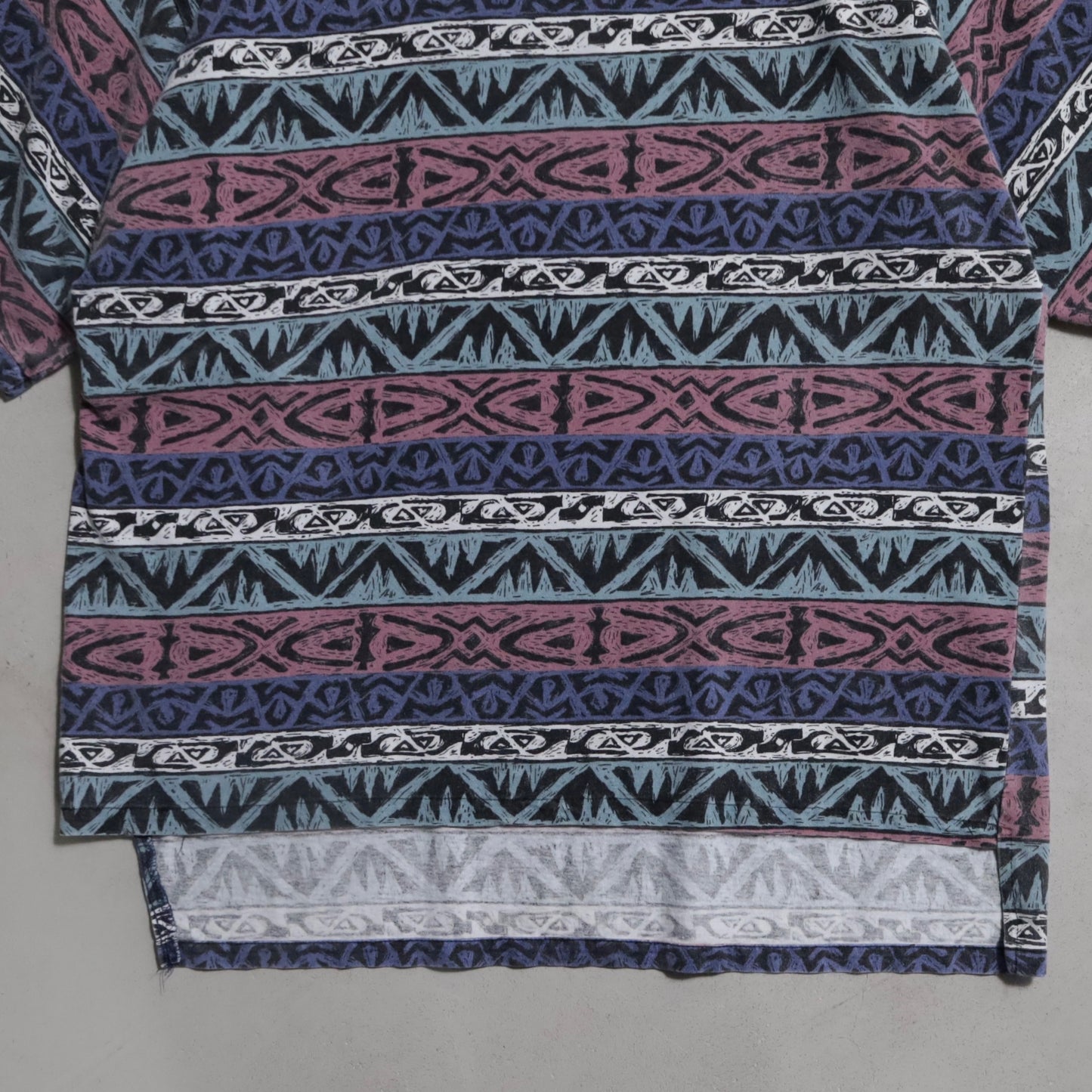 QUIKSILVER STRIPED PATTERN T-SHIRT (LARGE/GOOD CONDITION)