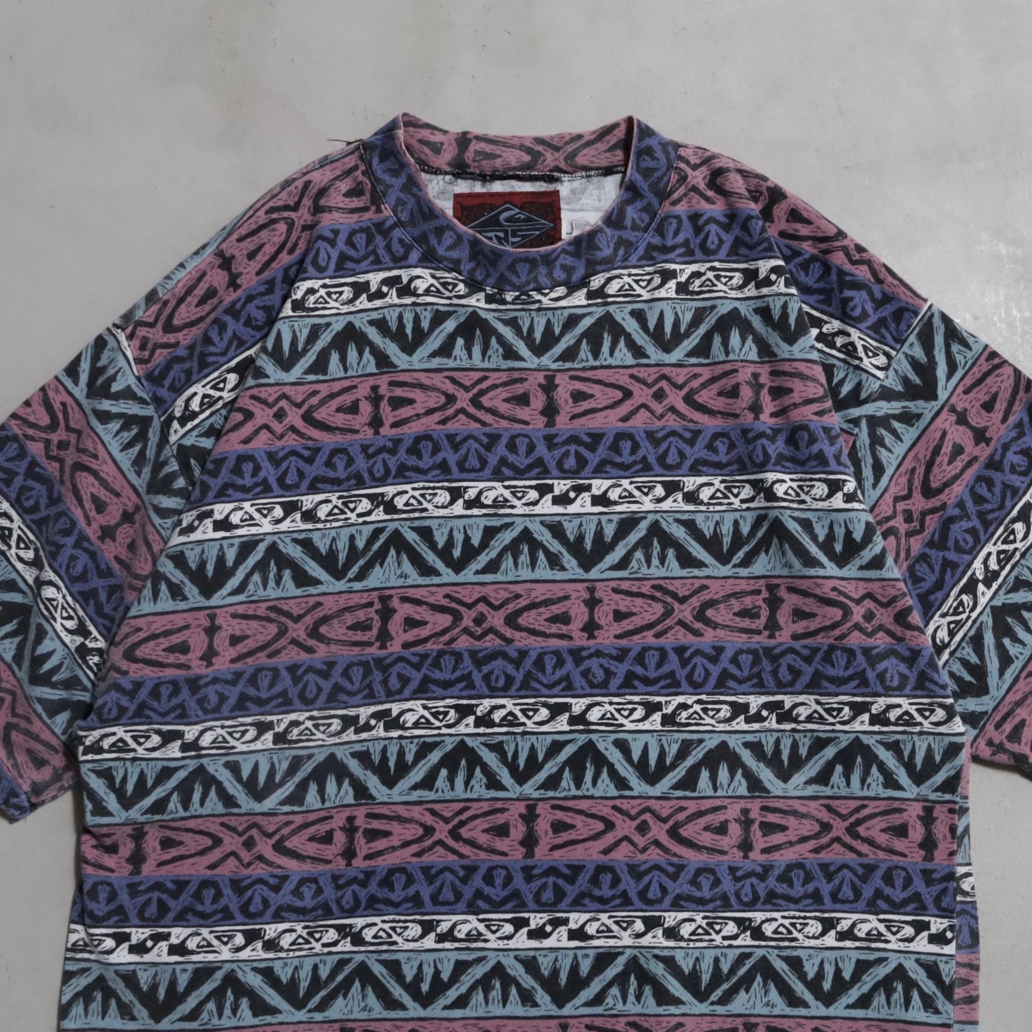 QUIKSILVER STRIPED PATTERN T-SHIRT (LARGE/GOOD CONDITION)